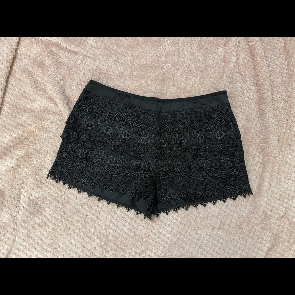 San Souci black lace shorts size medium  (0152)
